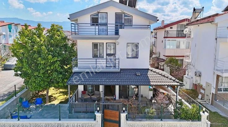 Kuşadası Davutlar Sahiline Yakın Tek Müstakil Masrafsız Satılık 4+1