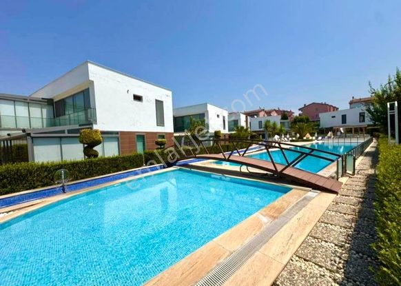 Kuşadası Karaova Mahallesi'nde Havuzlu Sitede