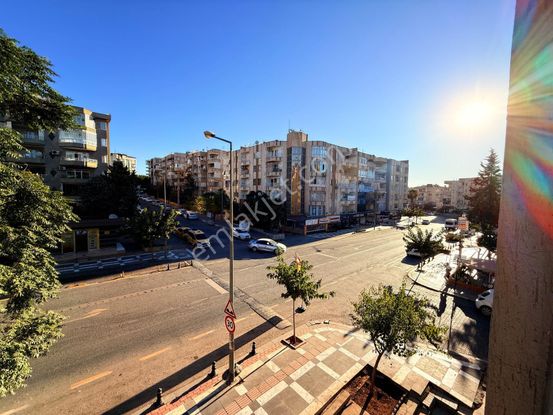 Hayat Emlak’tan Satılık Emniyet Caddesi Üzeri Köşe Başında 3+1 Ara Kat 2.kat Daire Kaçırılmayacak