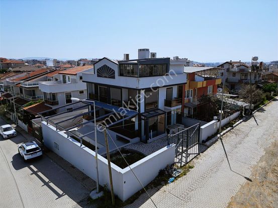 Menderes Te Havuzlu Asansörlü Dubleks Satılık 6+2 Villa