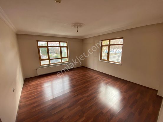 Mülk Emlak Ofisinden Köroğlu Parkı Mevkiinde 3+1 1.kat Emsallerinin En Uygunu Cadde Üstü Yatırımlık