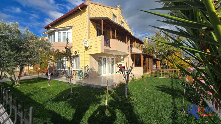 Evre Emlaktan Altınovada Satılık 5+1 Geniş Bahçeli Köşe Villa