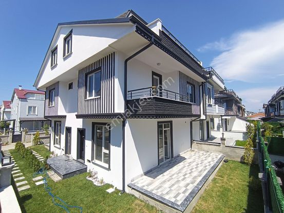 3+1 Merkezi Konumda , Denize Yakın Ebeveyn Banyolu Satılık Villa - Vılla For Sale