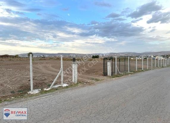 Remax Central'dan İşhan' Da 500 M2 Elektriği Ve Suyu Olan Bahçe