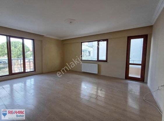 Yalova / İsmetpaşa Mahallesinde Satılık 2+1 Ara Kat Daire