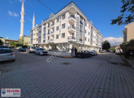 Remax Yalovadan Altınova Merkezde Kiralık Depolu İşyeri