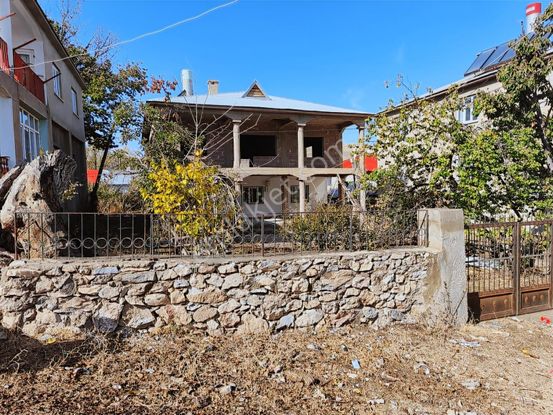 Gevaş Elmalı Mahallesinde Satılık İki Katlı Müstakil Ev