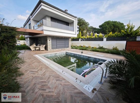 Remax Mid Erdek'te Sahile 100 Metre, Havuzlu Satılık 3+1 Villa