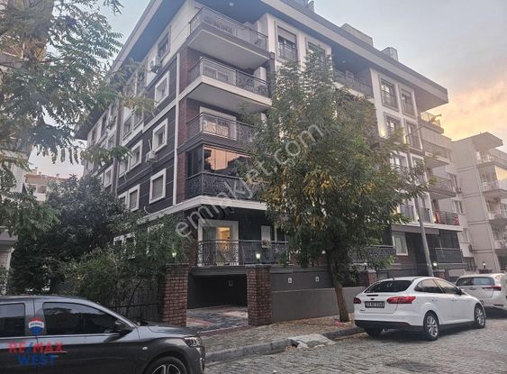 Karşıyaka Bahçelievler'de Yeni Binada Ara Kat Satılık 2+1 Daire