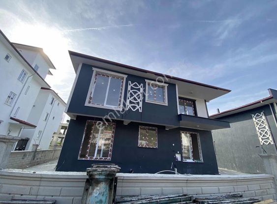 Gizem'li Emlaktan Yerbelen Mah.de Havuza Cephe 1+1 Satılık Daire