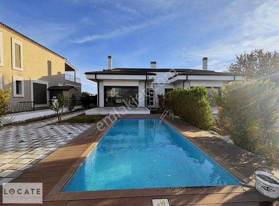Locate'den Urla Kuşçular'da Havuzlu Kiralık 5+1 Lüks Villa