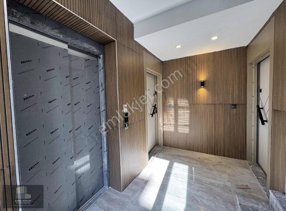 Cadde Üstü Kaliteli İşçilik Tramvay Yakını Asansörlü