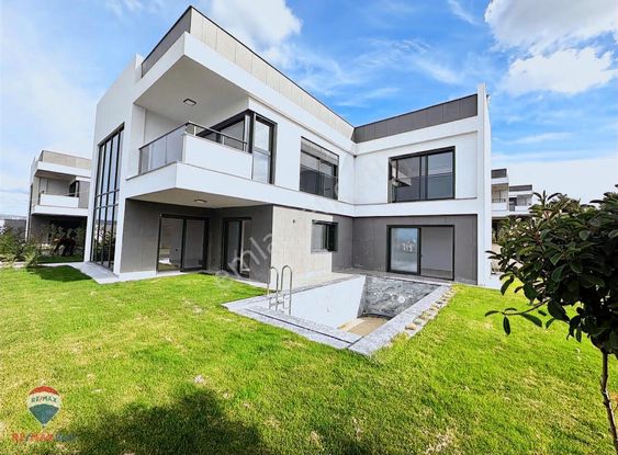 39 Kuşadası Soğucak'da Full Deniz Ve Orman Manzaralı Villa