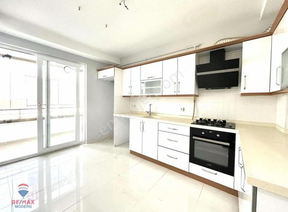 Tansu İnan'dan Tramvay Cepheli Deniz Manzaralı 3+1