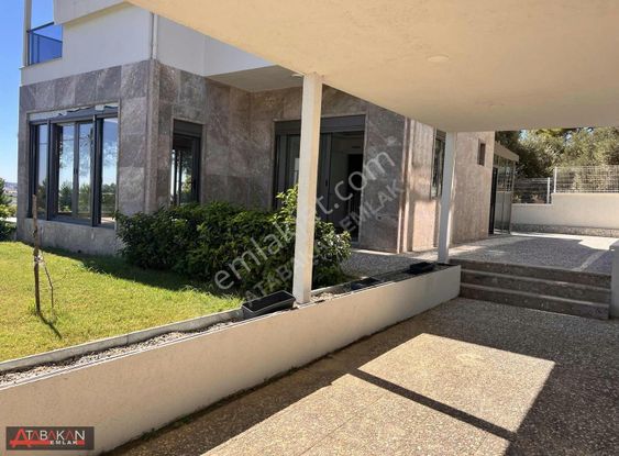 Ilıcada Deniz Manzaralı Villa