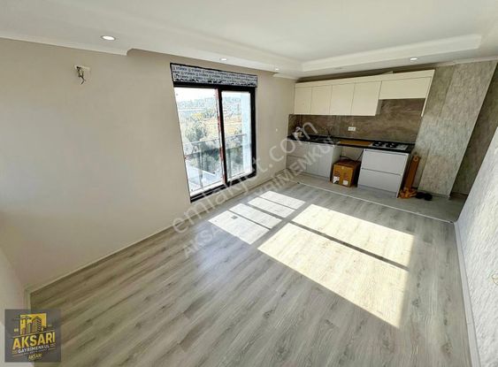 Demirelde Lise Dibi Tramvaya Yakın Katta 1+1 Daire