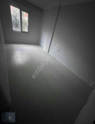 Tramvay Durağı Yanında