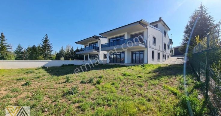 Valentia'dan Gölbaşı Karşıyakada Bahçeli Asansörlü 7+2 Satılık Villa !!!