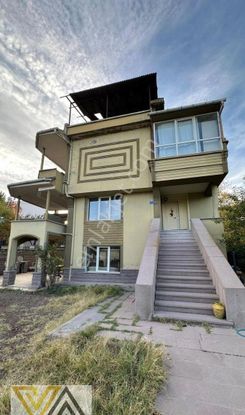 Valentia'dan Gökkuşağı Sitesinde 4 Katlı 4.5+2 Satılık Villa !!!