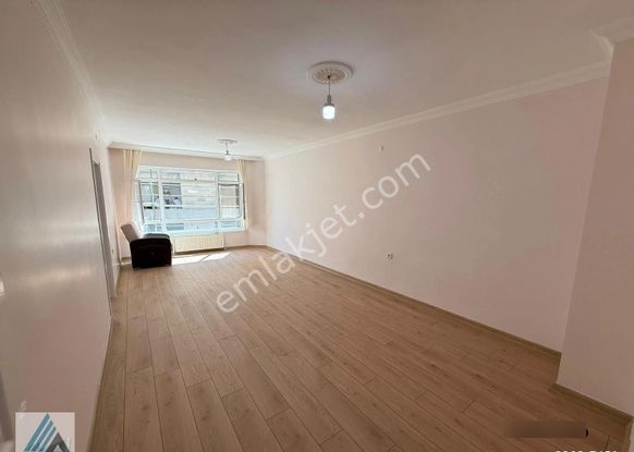 Atanora Vadi'den Dikmen'de Dayanışma Sokak Üzerinde 2+1 , 95 M2 Ön Cephe Full Yapılı Giriş