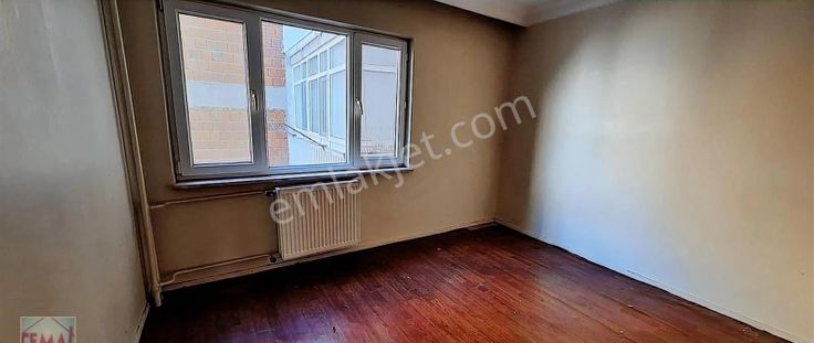 Cemal Emlak Bursa Yildirim Setbaşı Namazgah Pazar İçinde Geniş