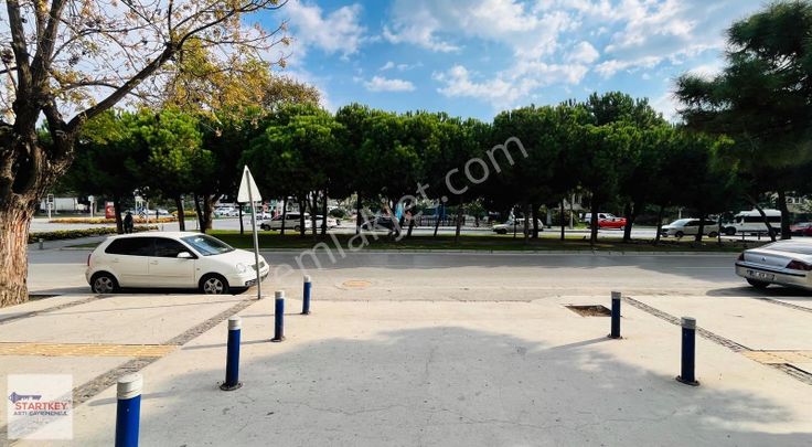 Karşıyaka Bahriye Üçok Bulvarında Cadde Üstü Satılık Dükkan