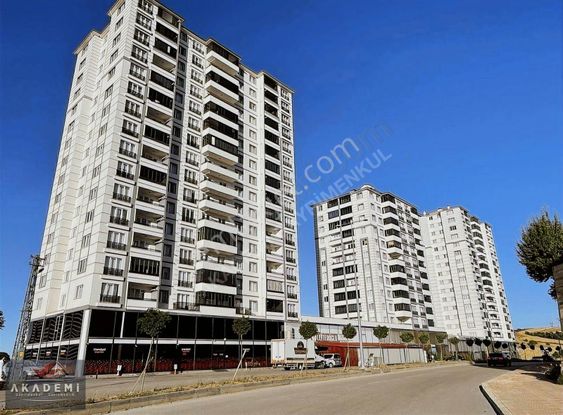 Akademi Gayrimenkul'den Tosya Yolunda Ana Yol Kenarı Kiralık 3+1