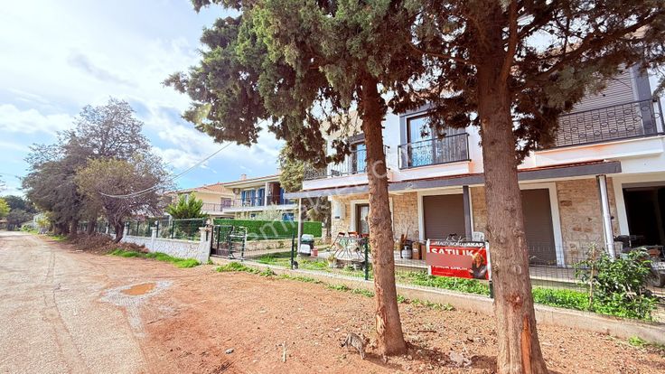 Foça Bağarası İyi Konum Butik Site Verandalı Bahçe Katı 2+1 Daire