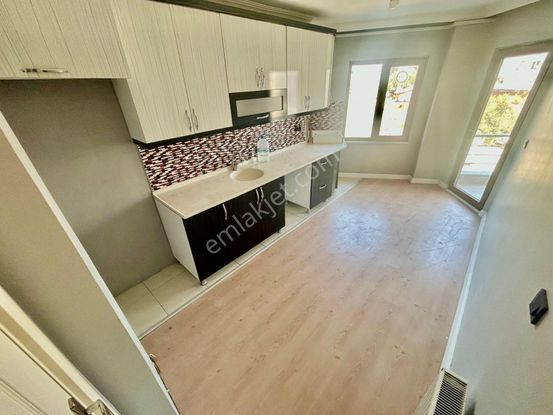 Yükselden Kadıköyde Ayrı Mutfak Ön Cephe Arakat 2+1 Geniş Daire