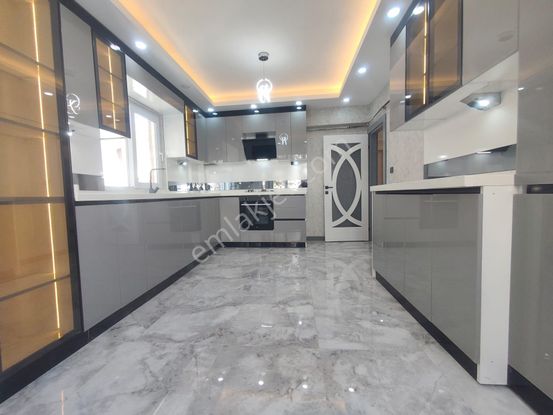 Yılmaz Gayrımenkulden Cadde Üzeri Ultra Lüks Ful Yapılı Masrafsız Ara Kat Satılık Daire