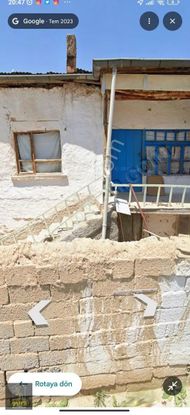 Bahçeşehir'de Güzel Konumda İçinde Kerpiç Ev Bulunan Arsa