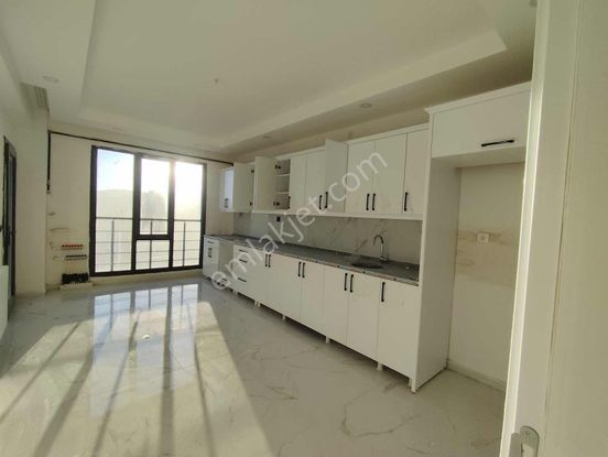 Sürer Emlak`tan Kiralık 3+1 Daire`miz Ara Katta Kalmakta