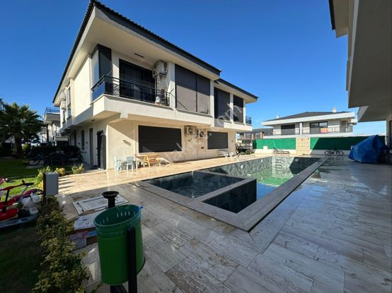 Didimde 3+1 Yerden Isıtmalı Havuzlu Köşe Bahçeli Villa