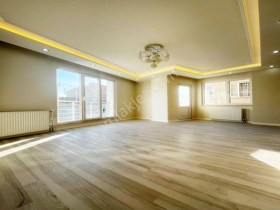 Bağlarçeşme Mahallesinde Çift Balkonlu Minimal Dekorlu Geniş Arakat 2+1 Daire