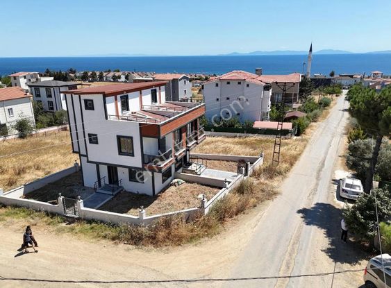 Sıfır 3+1 Deniz Manzaralı Geniş Bahçeli Villa İskanlı