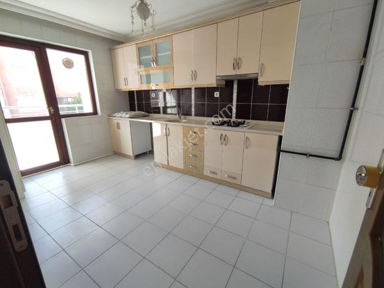 Karapürçek Merkezde 3+1 Ön Cephe Asansörlü Çift Banyo Eyüp Cami Yakını