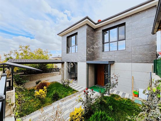 Bağlıca'da Süper Konumda 5+1 Geniş Bahçeli Kiralık Villa...