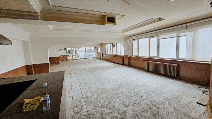 Sıhhıye Köprüsünün Ayağında Teraslı Satılık Dükkan