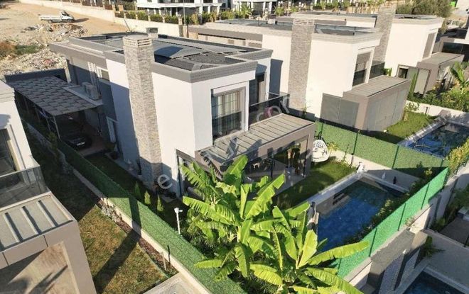 Kuşadası Kadınlar Denizinde Satılık 4+1 Özel Havuzlu Lüks Villa
