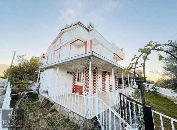 Kuşadası Davutlar Sahilinde Satılık 3+1 Geniş Bahçeli Yazlık