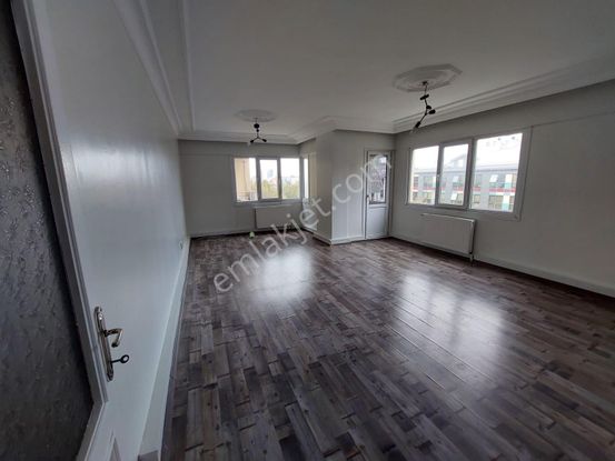 Ataşehir İçerenköyde Kayışdağı Cad.üzerinde 120m2 3+1 Arakat