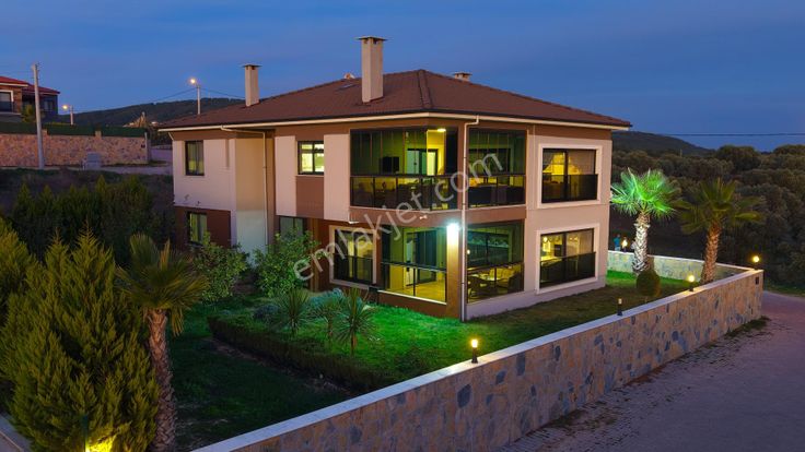 Kuşadası’nda Geniş Arsasıyla Satılık Lüks Köy Evi – Işık Can Konağı