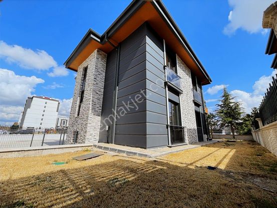 Bağlıca'da Ultra Lüx Bahçeli Köşe 6+2 Sıfır Villa