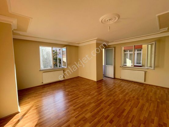 Mertcan'dan Kavakpınar Mah. Caddeye 2dk 2 Balkonlu Ara Kat 3+1