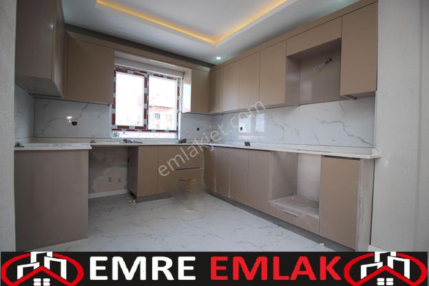 Emre Emlak'tan Süvari'de Arakat Ön Cephe Tren İstasyonu Yakını 3+1 Satılık Boş Daire