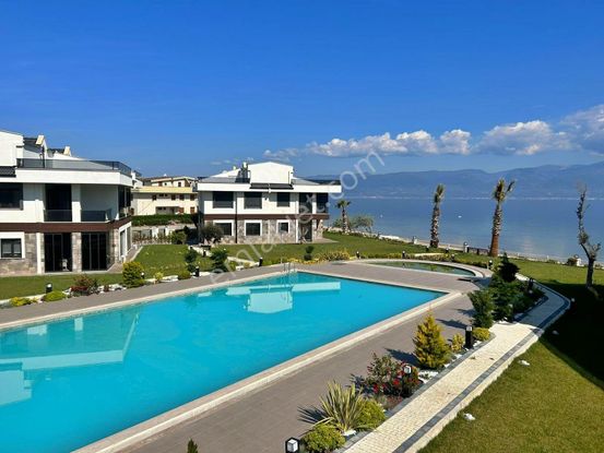 Uytundan Pelitköy'de Denize Sıfır Havuzlu Bahçeli 2+1 Lüks Daire