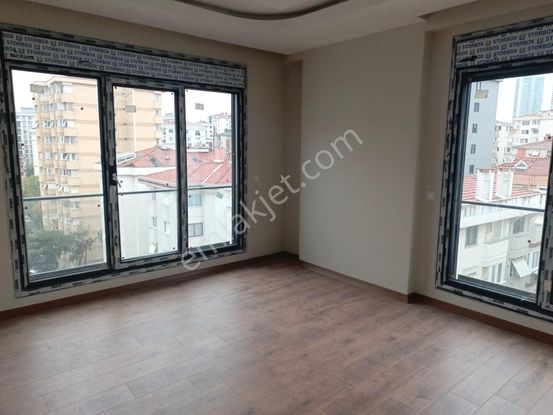 Sıfır 2+1 Ana Cadde Üzerinde,arka Cephede Sessiz Konumda.2 Blok