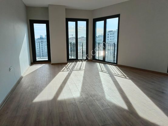 E-5 Metro Ya Çok Yakın,sıfır Ara Katta,kat Mülkiyetli,balkonlu.