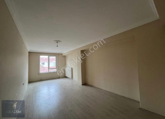 Akademi'den Çevre Yolu Yakını Balkonlu Çift Cephe 2+1