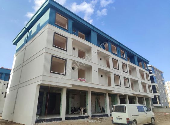 Uydukent-selçuklu Mah.'de Devlet Hast. Yakın Sıfır 390m² Dükkan